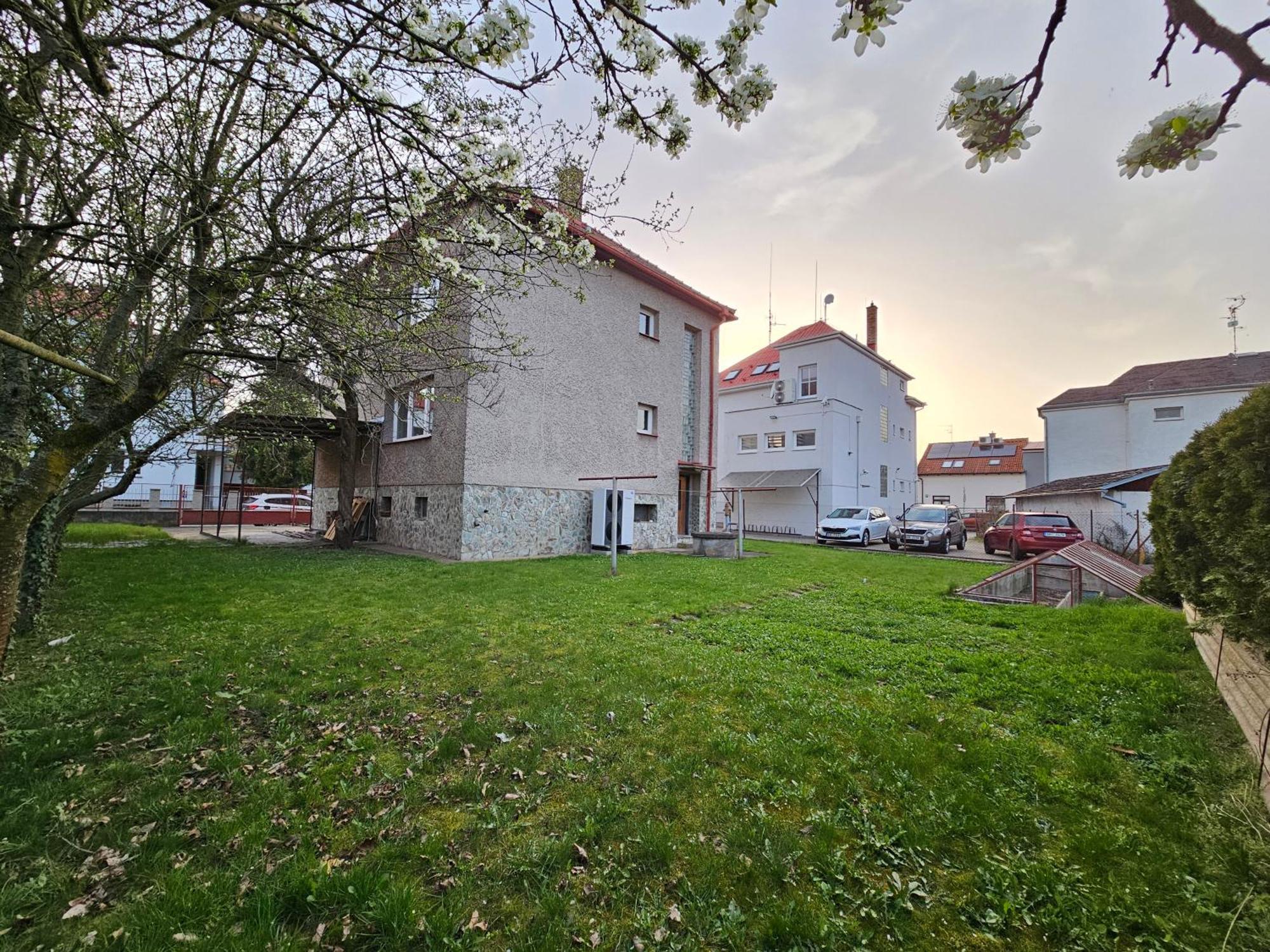 Slunny Byt V Klidne Casti Hradce Kralove - Zahrada, Parkovani Zdarma Hradec Kralove Exterior photo